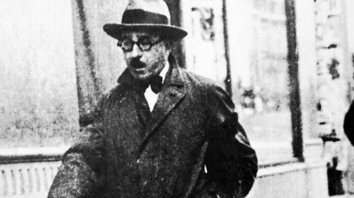 Las vidas inabarcables de Pessoa: el legado fragmentario del baúl en una monumental biografía