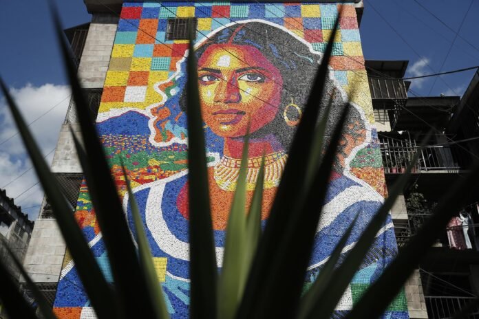 Una Gioconda salvadoreña hecha con tapas de plástico