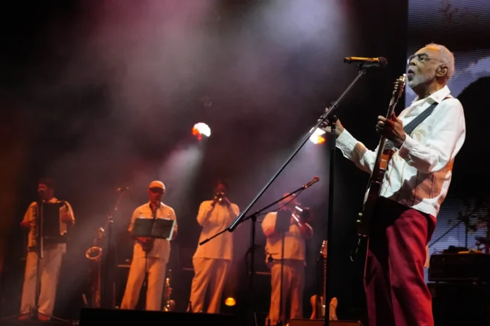 Gilberto Gil se presentó en Buenos Aires con su gira «Tempo Rei» y se reencontró con Charly García