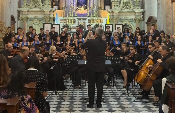 Requiem for Solace, de Kim Arnesen, el consuelo que trasciende el tiempo