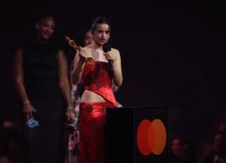 Rosalía publica «Lux (Complete Works)», con una versión inédita de «Dios es un stalker»