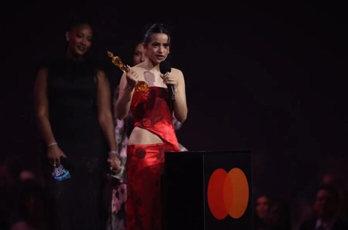 Rosalía publica «Lux (Complete Works)», con una versión inédita de «Dios es un stalker»